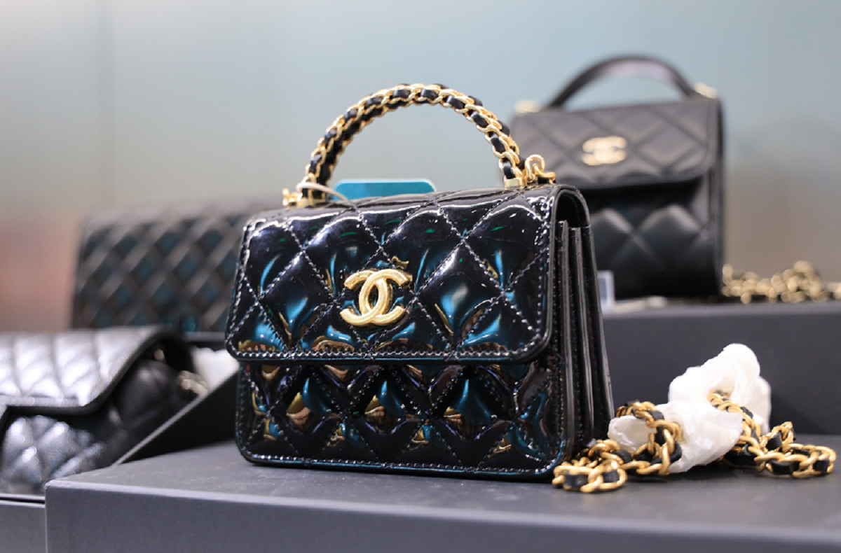 Luxury brands suffer as Chinese shoppers hold back